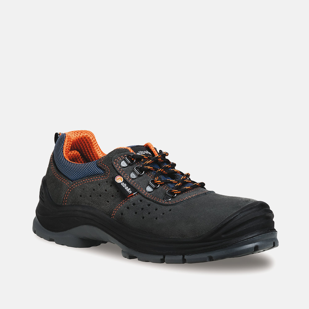 Calzatura bassa antinfortunistica in pelle S1P, dalla suola antiscivolo SRC, dotata di protezione della punta dei piedi e da perforazioni della suola.